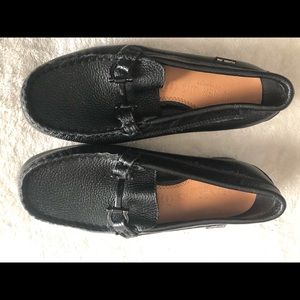 Pliner Jrs black leather loafer dress shoes